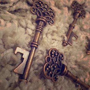 Set of 32 Brass Key Place Card Holder